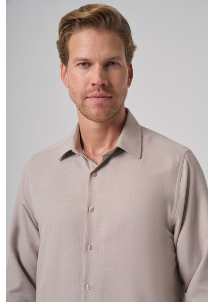 Erkek Bej Trend Dynamic Fit Sert Yaka Gömlek modelleri