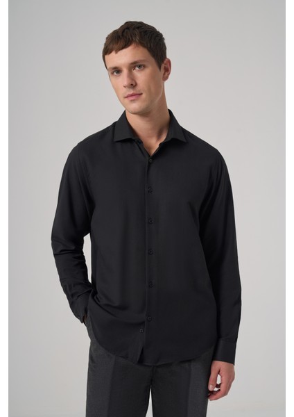 Erkek Siyah Trend Dynamic Fit Sert Yaka Gömlek