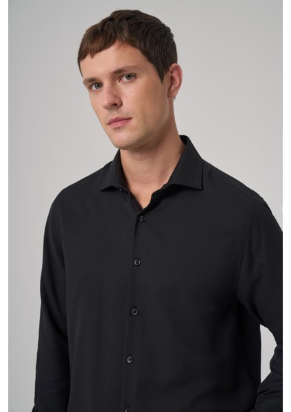 Erkek Siyah Trend Dynamic Fit Sert Yaka Gömlek modelleri