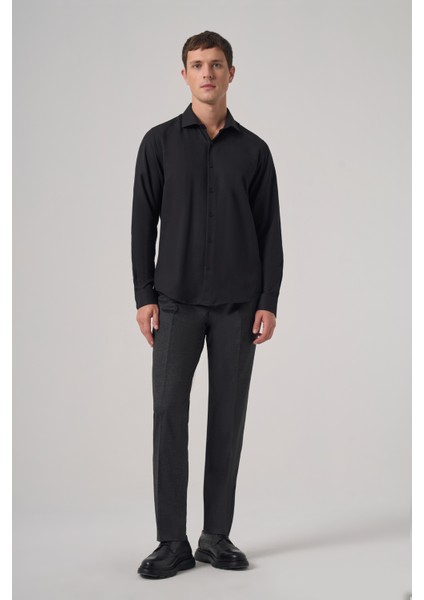 Erkek Siyah Trend Dynamic Fit Sert Yaka Gömlek fırsatları