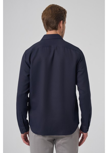 Erkek Lacivert Trend Dynamic Fit Sert Yaka Gömlek fırsatları