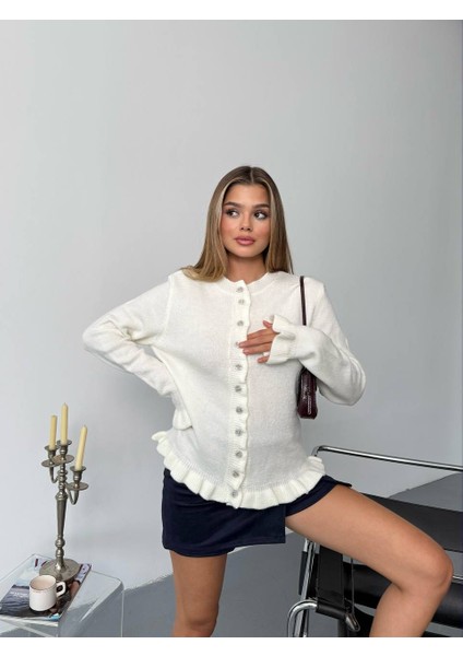 Beyaz Fırfırlı Düğmeli Triko Hırka