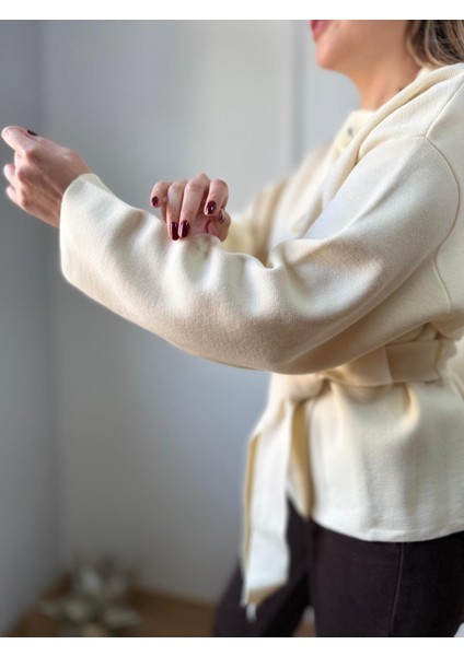 Krem Kuşaklı Triko Hırka