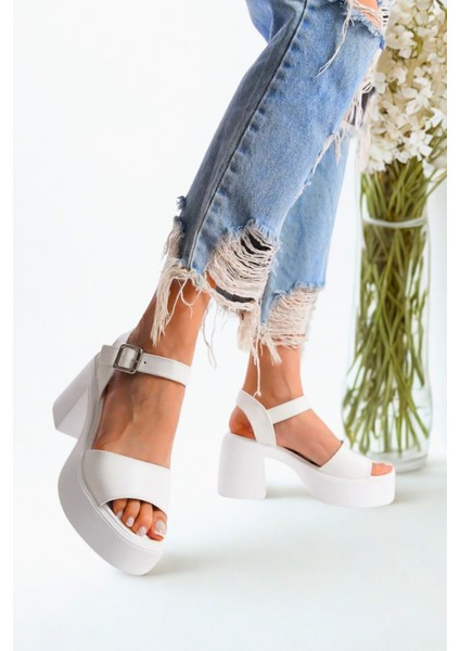 Beyaz Yüksek Yandan Tokalı Tek Şeritli Önü Açık Cilt Yazlık Kadın Dolgu Taban Sandalet Ayakkabı