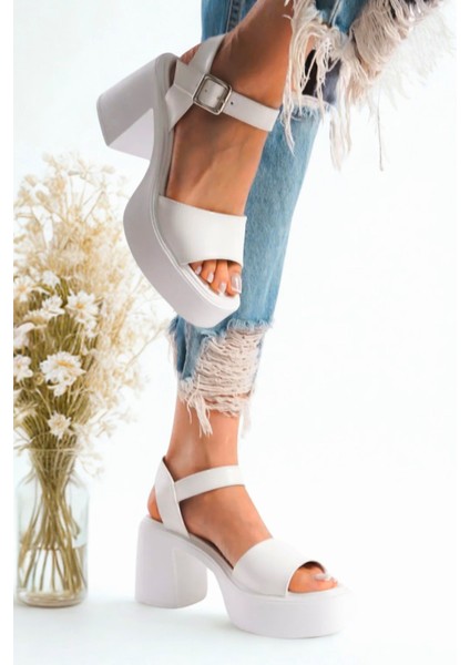 Beyaz Yüksek Yandan Tokalı Tek Şeritli Önü Açık Cilt Yazlık Kadın Dolgu Taban Sandalet Ayakkabı fiyatları
