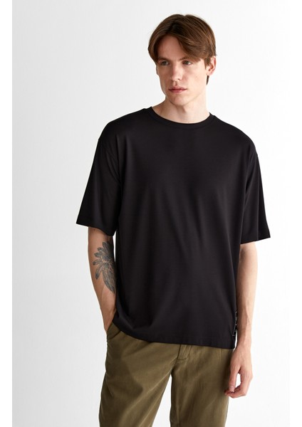 Erkek Siyah Relaxed Fit Bisiklet Yaka Logolu T-Shirt 2325124T.5