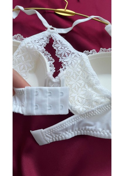 Kadın Beyaz Slikon Dolgulu Sırtı Çapraz Dantelli Sütyen indirimleri