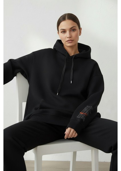 Kadın Jennifer Kapşonlu Kol Yazılı Üç Ip Şardonlu Sweatshirt Siyah