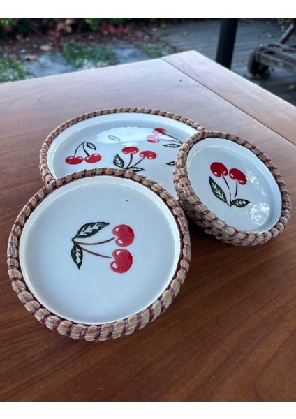 Kiraz Desenli Hasır Görünümlü Sunum Seti – Kırmızı Renk – 3 Parça El Yapımı Sofra Takımı