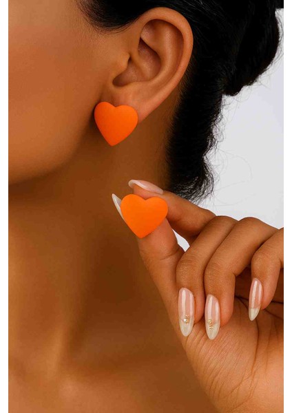 Kalp Şeklinde Turuncu Minimalist Küpe – Zarif ve Şık Tasarım