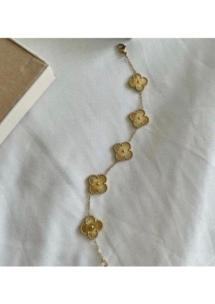 Çiçek Desenli Zarif Tasarım Yonca Bileklik fiyatları