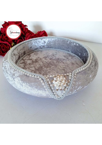 Kadife Kaplama Yuvarlak Havluluk, Süslemeli ve Ayaklı Tasarım