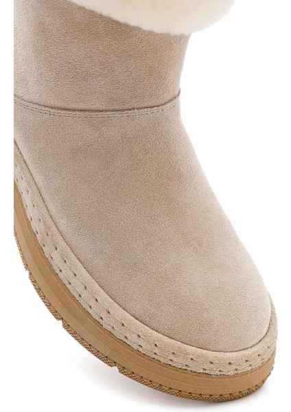 Kadın Bej Kalın Tabanlı Kürk Detaylı Süet Deri Bot 25WFD133410