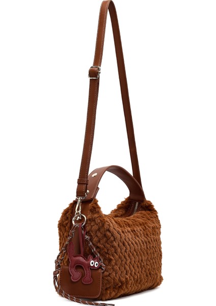 Kadın Kahverengi Uzun Askılı Charmlı Peluş Omuz Çantası 25WBD2865PH