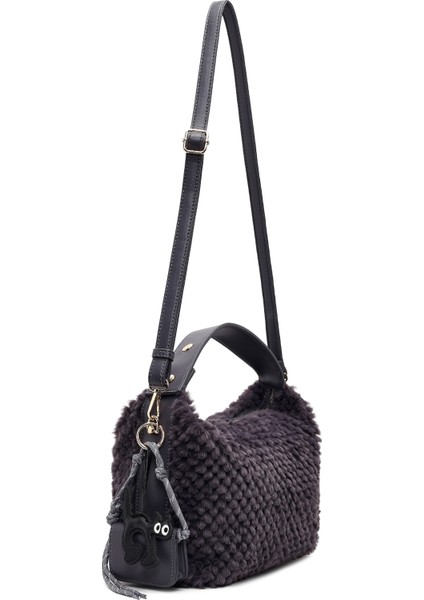 Kadın Gri Uzun Askılı Charmlı Peluş Omuz Çantası 25WBD2865PH