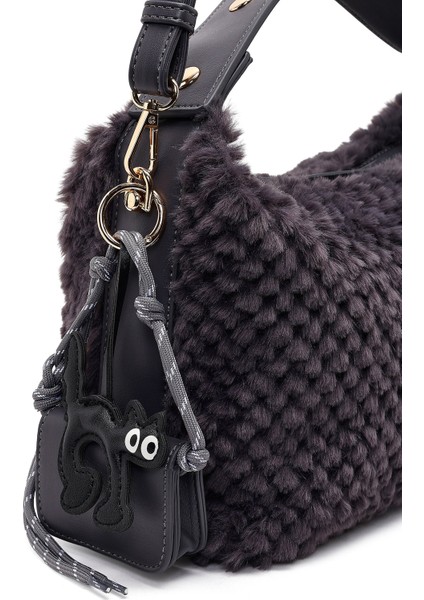 Kadın Gri Uzun Askılı Charmlı Peluş Omuz Çantası 25WBD2865PH