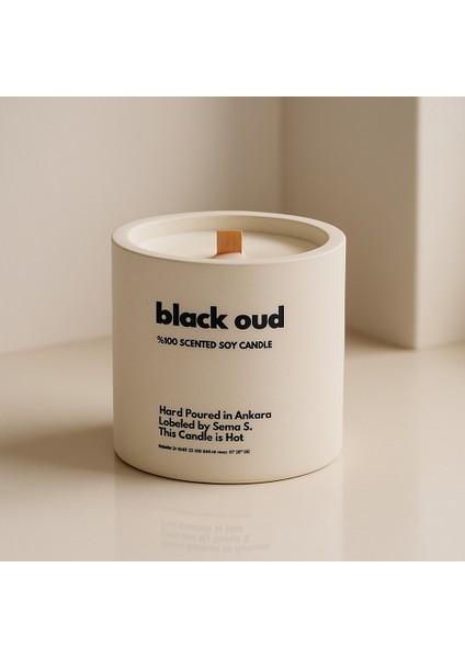 : Black Oud : Modern Beyaz Beton Mum (Oud, Sedir, Çam, Sarı Amber)