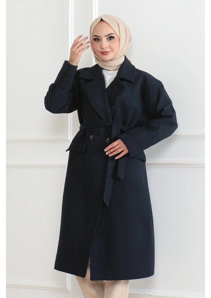 Kadın Kaşe Kaban - Uzun Boy Kruvaze Yaka Kuşaklı Tesettür Kaşe Kışlık Kaban, Astarlı Şık Yünlü Dokuma Oversize Rahat Kalıp Cepli Düğmeli Modern Kap Modeli - Lacivert modelleri