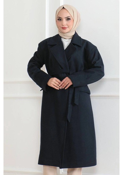 Kadın Kaşe Kaban - Uzun Boy Kruvaze Yaka Kuşaklı Tesettür Kaşe Kışlık Kaban, Astarlı Şık Yünlü Dokuma Oversize Rahat Kalıp Cepli Düğmeli Modern Kap Modeli - Lacivert indirimleri