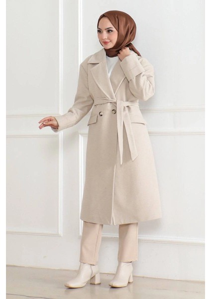 Kadın Kaşe Kaban - Uzun Boy Kruvaze Yaka Kuşaklı Tesettür Kaşe Kışlık Kaban, Astarlı Şık Yünlü Dokuma Oversize Rahat Kalıp Cepli Düğmeli Modern Kap Modeli - Bej indirimleri