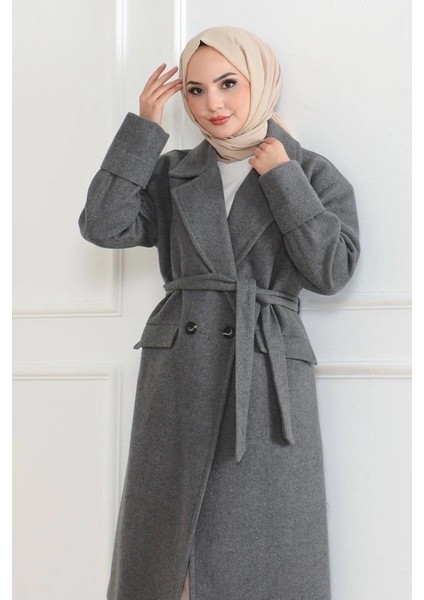 Kadın Kaşe Kaban - Uzun Boy Kruvaze Yaka Kuşaklı Tesettür Kaşe Kışlık Kaban, Astarlı Şık Yünlü Dokuma Oversize Rahat Kalıp Cepli Düğmeli Modern Kap Modeli - Gri
