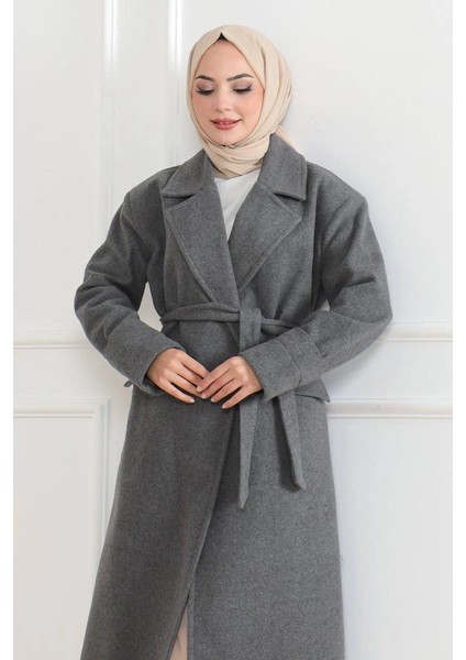 Kadın Kaşe Kaban - Uzun Boy Kruvaze Yaka Kuşaklı Tesettür Kaşe Kışlık Kaban, Astarlı Şık Yünlü Dokuma Oversize Rahat Kalıp Cepli Düğmeli Modern Kap Modeli - Gri modelleri