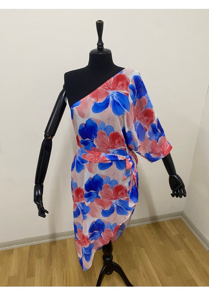 Kadın Desenli Tek Omuz Yırtmaç Detaylı Dokuma Şifon Pareo fiyatları