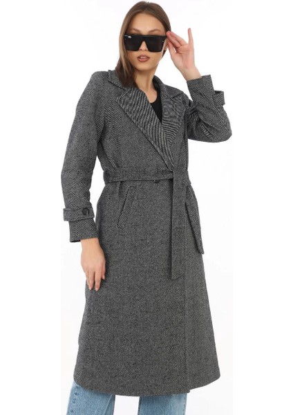 Kadın Balık Sırtı Kaşe Kaban - Uzun Boy Kruvaze Yaka Kuşaklı Astarlı Kışlık Tesettür Kaban, Yünlü Dokuma Kaşmir Kumaş, Cepli Rahat Oversize Kalıp Şık Modern Kaban Mont Modeli - Füme