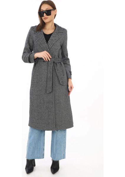 Kadın Balık Sırtı Kaşe Kaban - Uzun Boy Kruvaze Yaka Kuşaklı Astarlı Kışlık Tesettür Kaban, Yünlü Dokuma Kaşmir Kumaş, Cepli Rahat Oversize Kalıp Şık Modern Kaban Mont Modeli - Füme modelleri