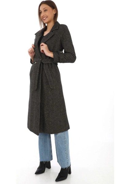 Kadın Kaşe Kaban - Uzun Boy 115 cm Kruvaze Yaka Kuşaklı Astarlı Kışlık Tesettür Kaban, Yünlü Dokuma Kaşmir Kumaş, Cepli Oversize Rahat Kalıp Şık Modern Kaban Mont Modeli - Siyah fiyatları