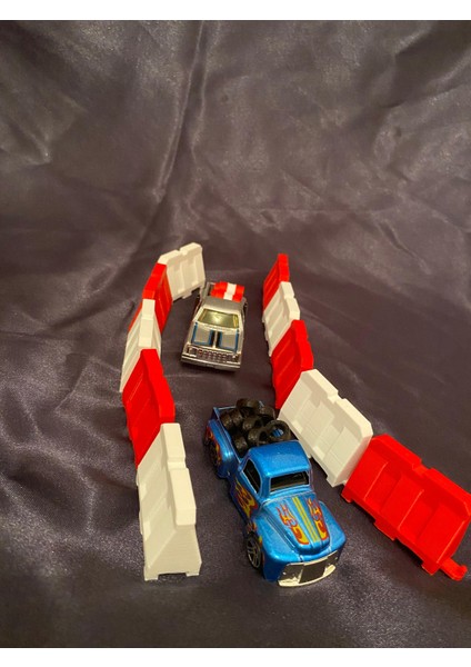 Kırmızı Beyaz Mini Trafik Bariyeri Seti – 10’lu Oyuncak Yol Bariyeri modelleri