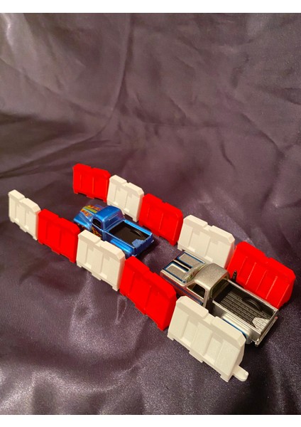 Kırmızı Beyaz Mini Trafik Bariyeri Seti – 10’lu Oyuncak Yol Bariyeri