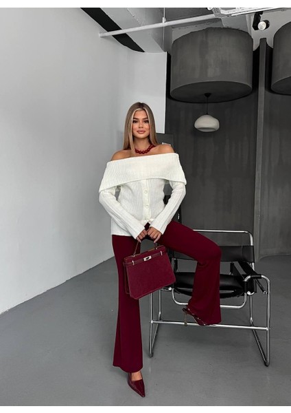 Beyaz Madonna Yaka Düğmeli Triko Kazak