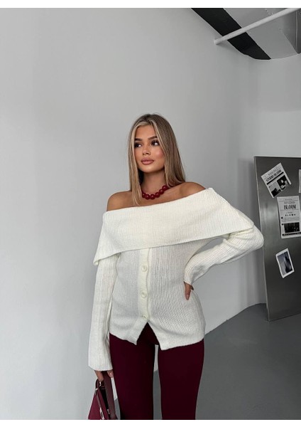 Beyaz Madonna Yaka Düğmeli Triko Kazak fiyatları