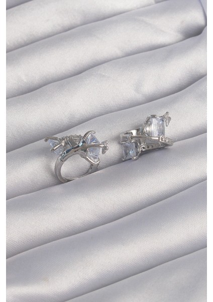 Pirinç Gümüş Renk Iri Zirkon Taşlı Kıvrımlı Minimal Kelebekli Halka Küpe fiyatları