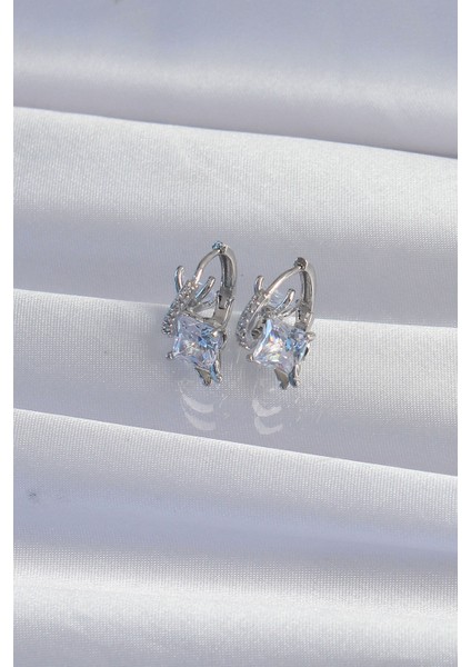 Pirinç Gümüş Renk Iri Zirkon Taşlı Kıvrımlı Minimal Kelebekli Halka Küpe modelleri