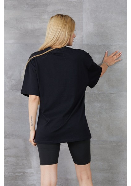 Kadın Silüet Baskılı Bisiklet Yaka Oversize T-Shirt fırsatları