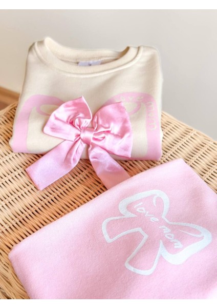 Kurdele Aplikeli Pembe Kız Çocuk Takımı – Sweatshirt & Boru Paça Alt, 2–8 Yaş modelleri