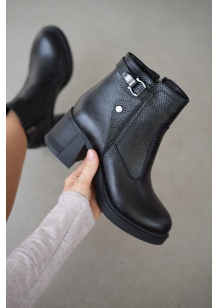 Tavora Hakiki Deri Aksesuar Detaylı Yandan Fermuarlı Kadın Bot- Siyah