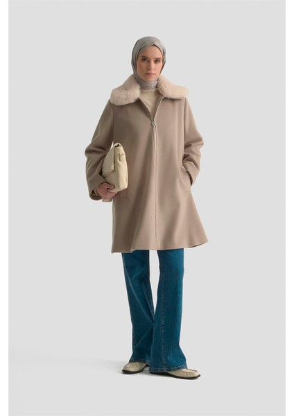 Kürk Yakalı Kaban 25KD1707 Bej fiyatları