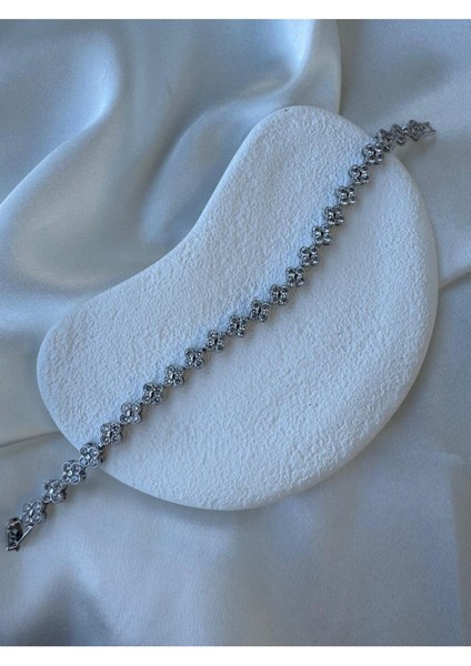 Özel Seri Marka Model Gümüş Renk Taşlı Yonca Bileklik