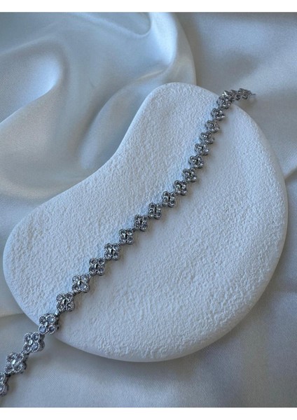 Özel Seri Marka Model Gümüş Renk Taşlı Yonca Bileklik fiyatları