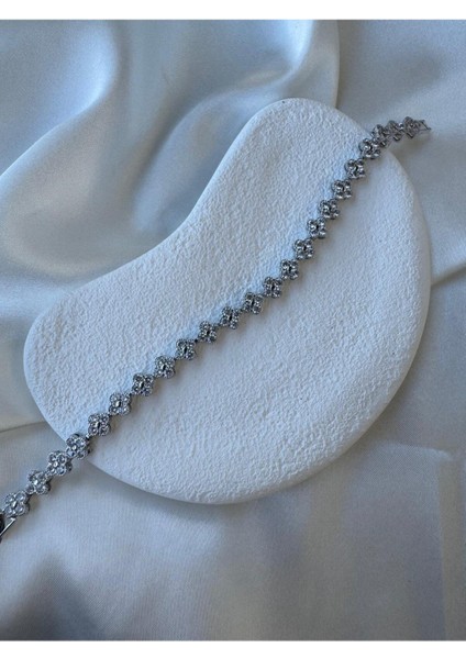 Özel Seri Marka Model Gümüş Renk Taşlı Yonca Bileklik modelleri