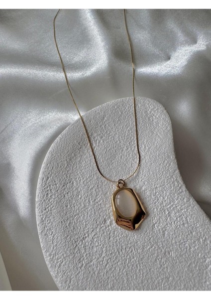 Beyaz Taş Detaylı Kolye