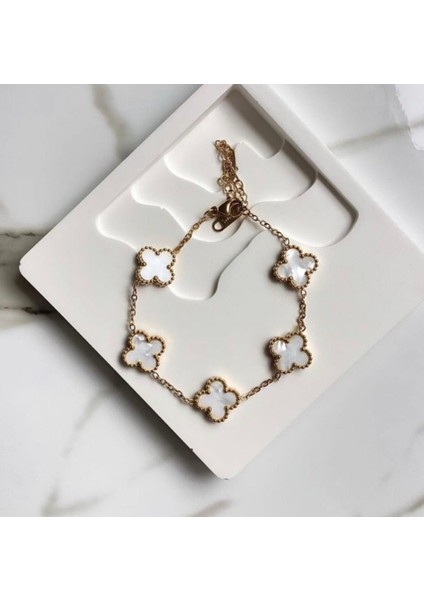Çiçek Desenli Zarif Tasarım Yonca Bileklik Gold Beyaz