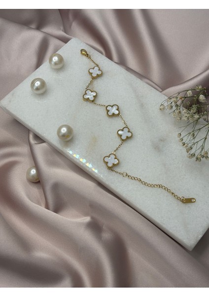 Çiçek Desenli Zarif Tasarım Yonca Bileklik Gold Beyaz modelleri