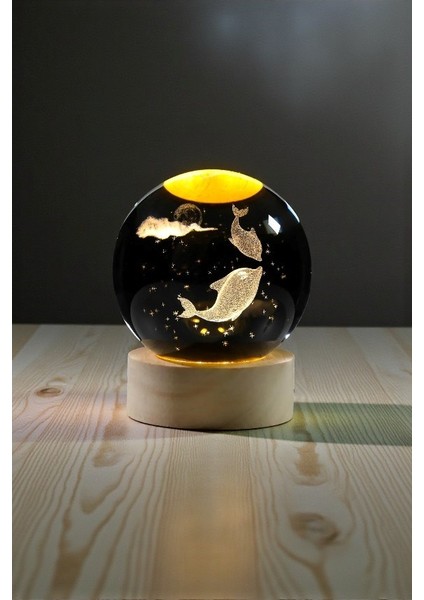 Ahşap Kaideli Işıklı 3D Cam Küre 6 cm – Sevimli Yunus Balıkları Usb’li Dekoratif Lamba
