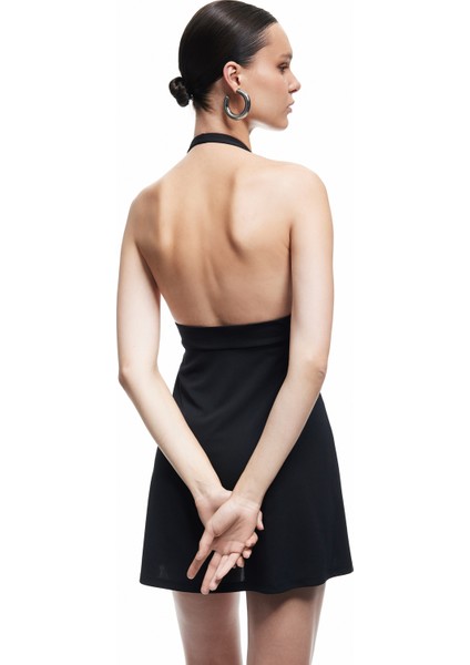 Krep Kumaş Derin V Yaka Sırt Dekolteli Mini Elbise modelleri