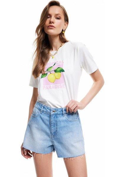 Kiraz Nakış Detaylı Kesik Paça Mini Denim Şort