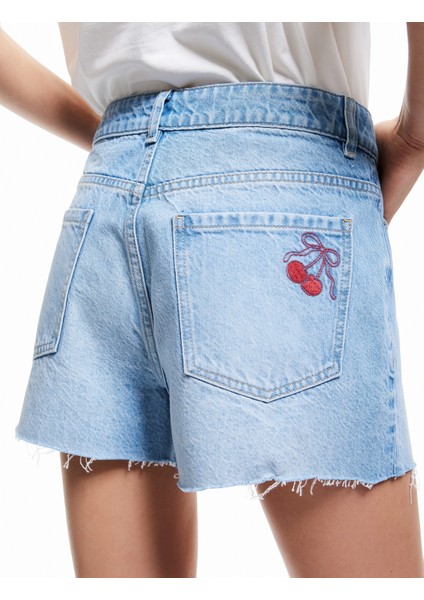 Kiraz Nakış Detaylı Kesik Paça Mini Denim Şort modelleri
